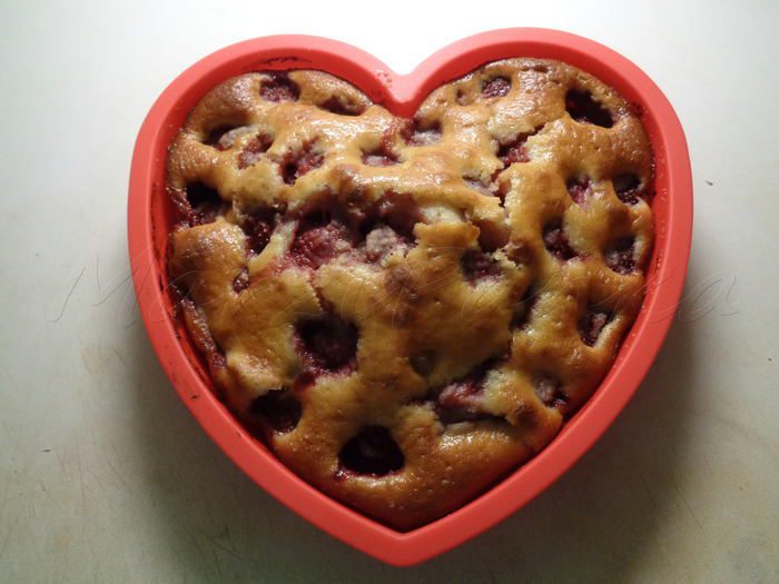 Клубничный бисквитный пирог с цукатами экзотических фруктов