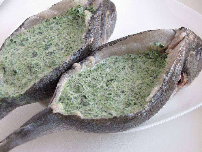 Дорада с начинкой из шпината