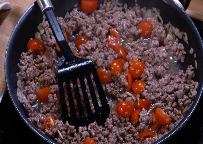 Мясная кесадилья с сыром и помидорами черри 