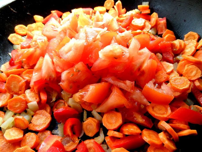 Печень в горшочке в сметанно-томатном соусе с овощами