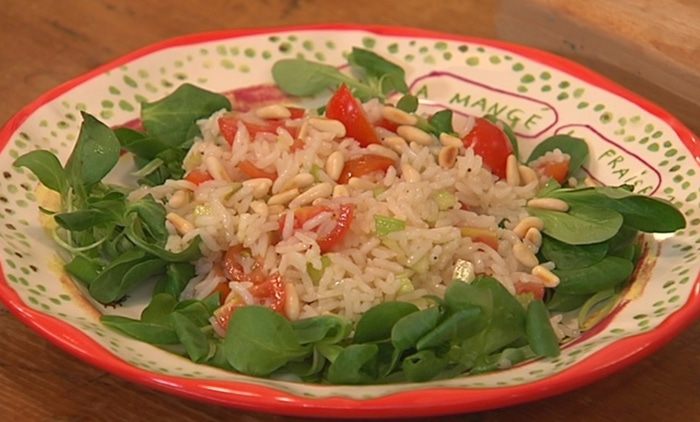 Салат с рисом, сельдереем и кедровыми орешками 