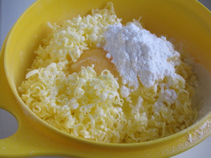 Тертый пирог с творогом и грушами