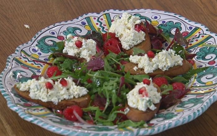 Салат с малиной и гренками с творожной начинкой 