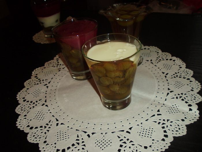 Двуслойное желе с виноградом