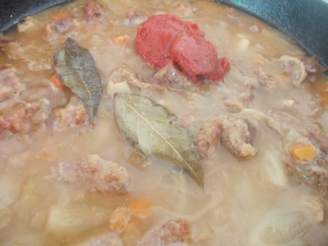 Соус из говядины с луком и шпинатом