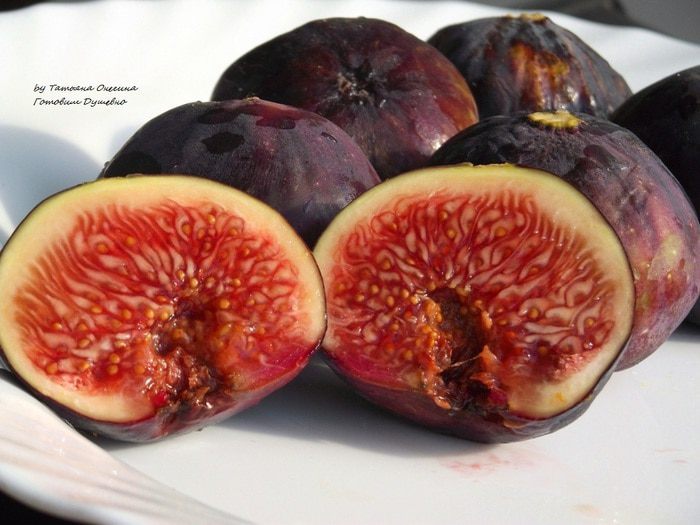 Салат с инжиром, прошутто и сыром фета