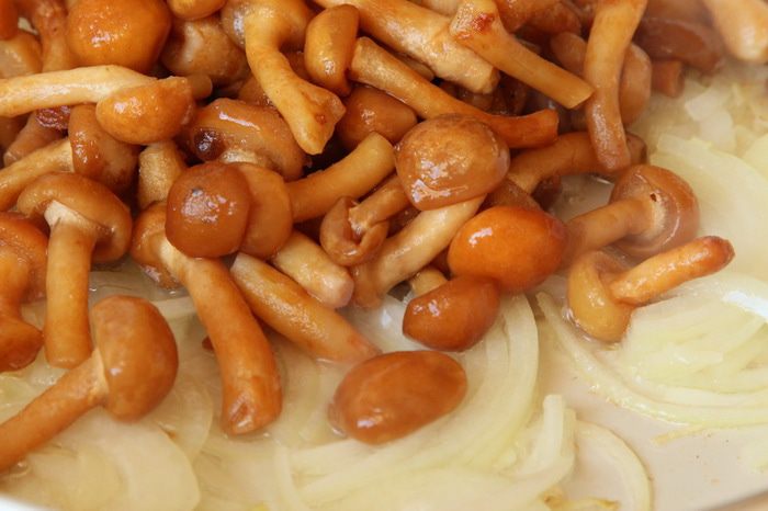 Куриная грудка с брынзой под белковой шапочкой