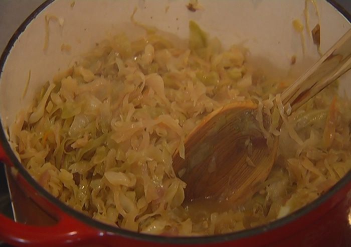 Капуста, тушенная с белыми грибами