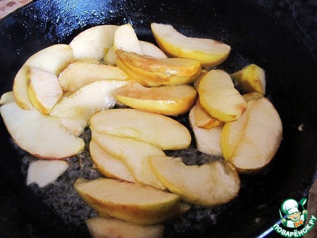 Яблочный омлетный пирог