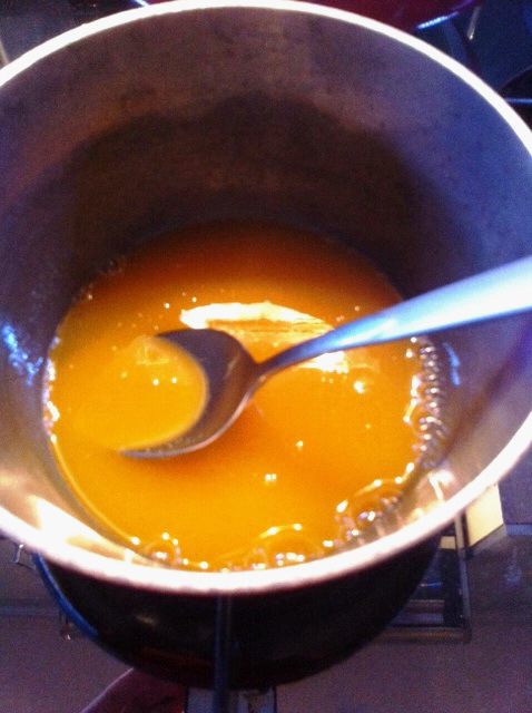 Шоколадный торт с маракуйей и безе