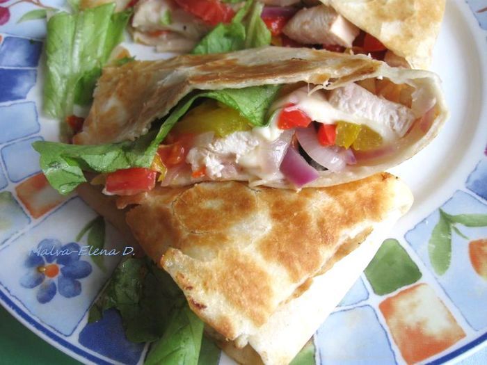 Тортилья с курицей, помидорами и сыром