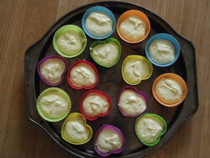 Лимонные капкейки со сливочно-малиновым кремом