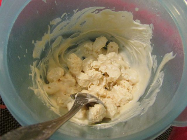 Конфеты из белого шоколада с орешками и цукатами