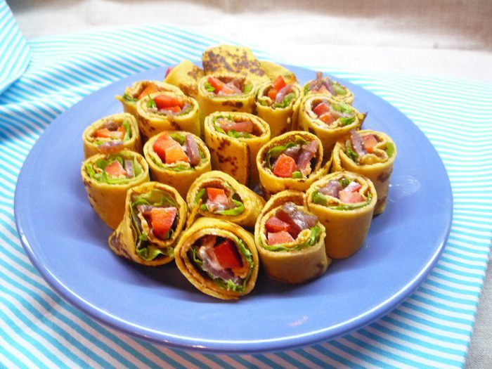 Блинные рулетики из тыквы с копченостями и йогуртом