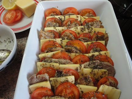 Свинина с помидорами и сыром