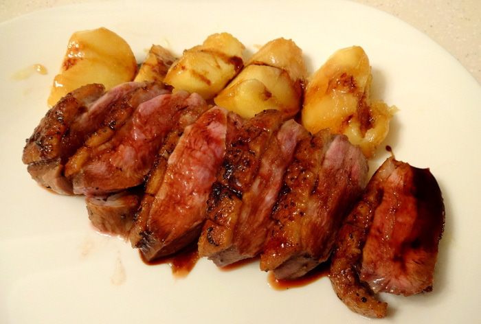 Утиная грудка с карамелизированными яблочками