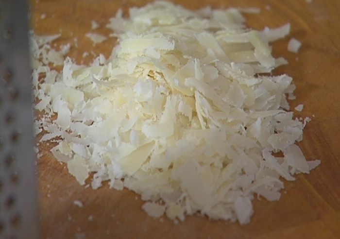 Сырные оладьи с беконом и помидорами 