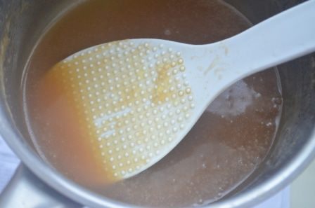 Имбирный кекс с черносливом под карамельным соусом 