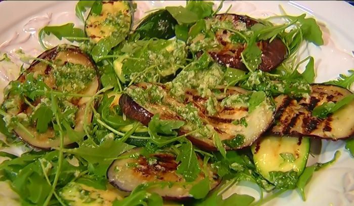 Овощи-гриль с руколой и сырной заправкой