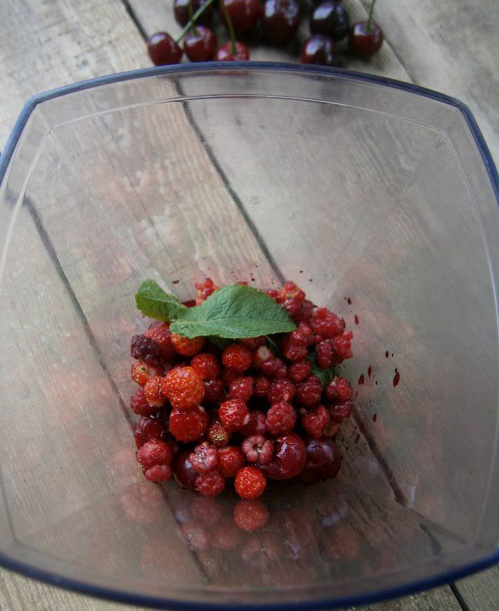 Вареники с вишней и ягодным соусом