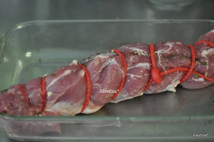 Свинина с начинкой из лука и чеснока