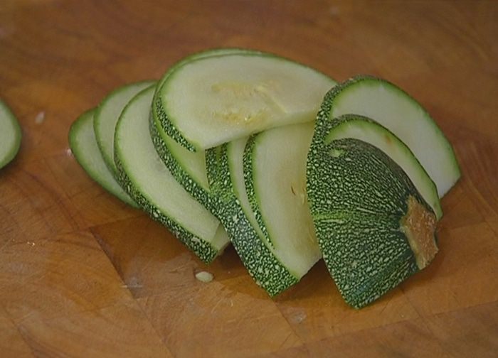 Фриттата с тунцом, кабачком и сладким перцем 