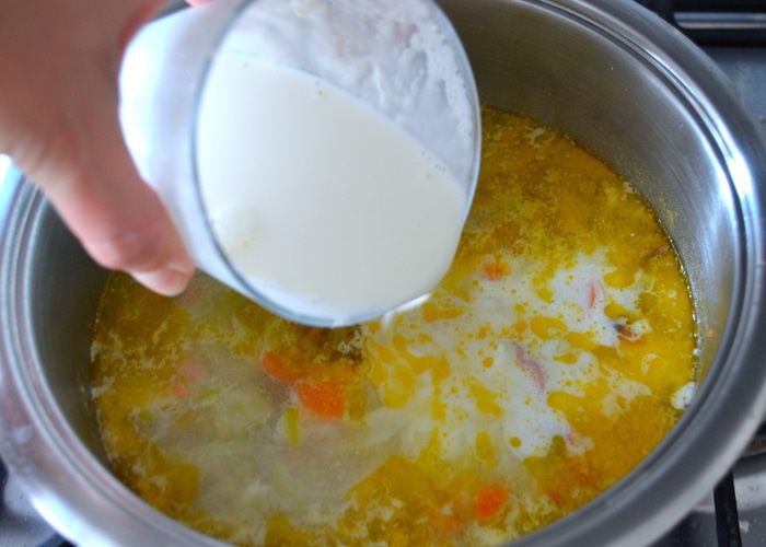 Сливочный чаудер с мидиями и слабосоленой семгой