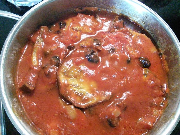 Баклажаны в томатном соусе с изюмом