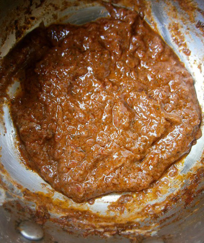 Куриный рулетик с мятой и томатно-мятным соусом