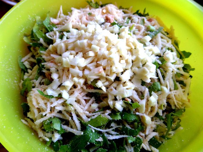 Баварские колбаски с итальянской пастой под сырным штрейзелем