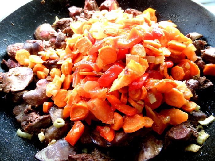 Печень в горшочке в сметанно-томатном соусе с овощами