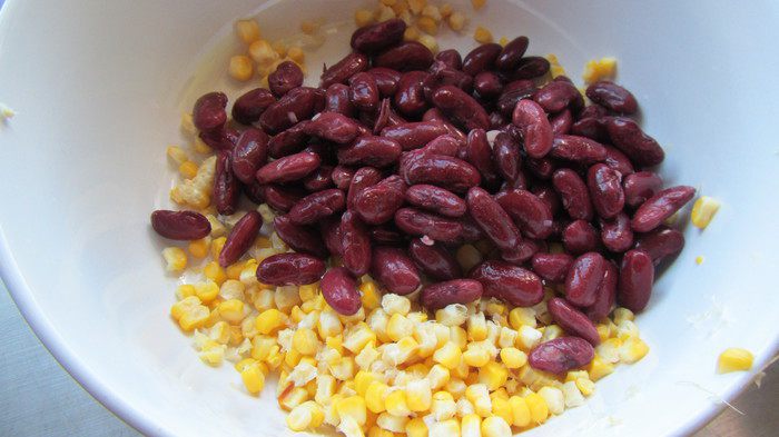 Салат из пасты с фасолью и кукурузой