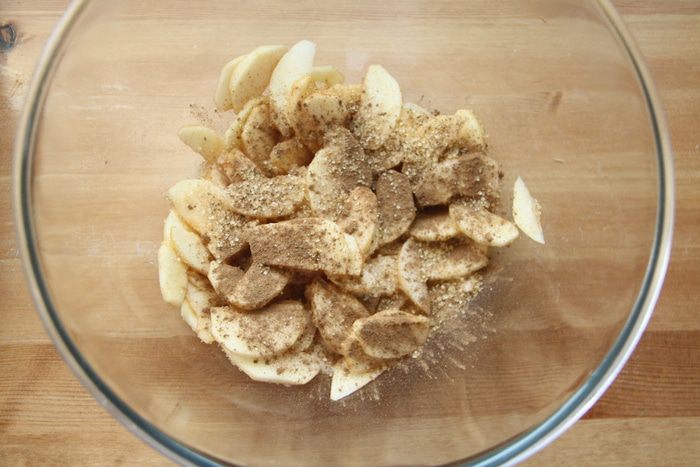 Чизкейк с корицей, яблоком и сахарным пеканом