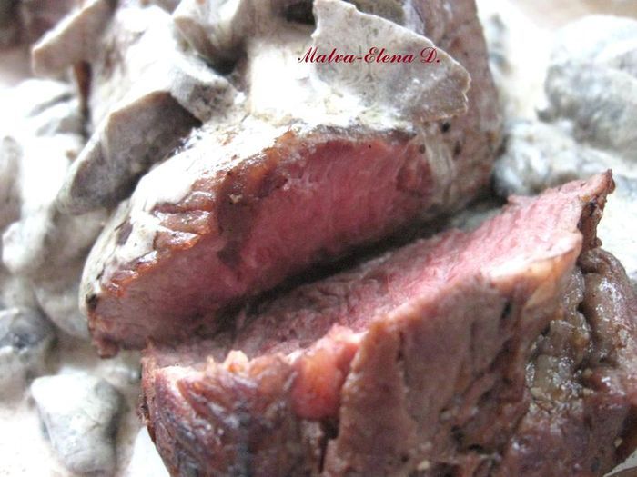 Сочная телячья вырезка по-французски с шампиньонами