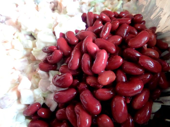 Салат с копченой курицей и фасолью