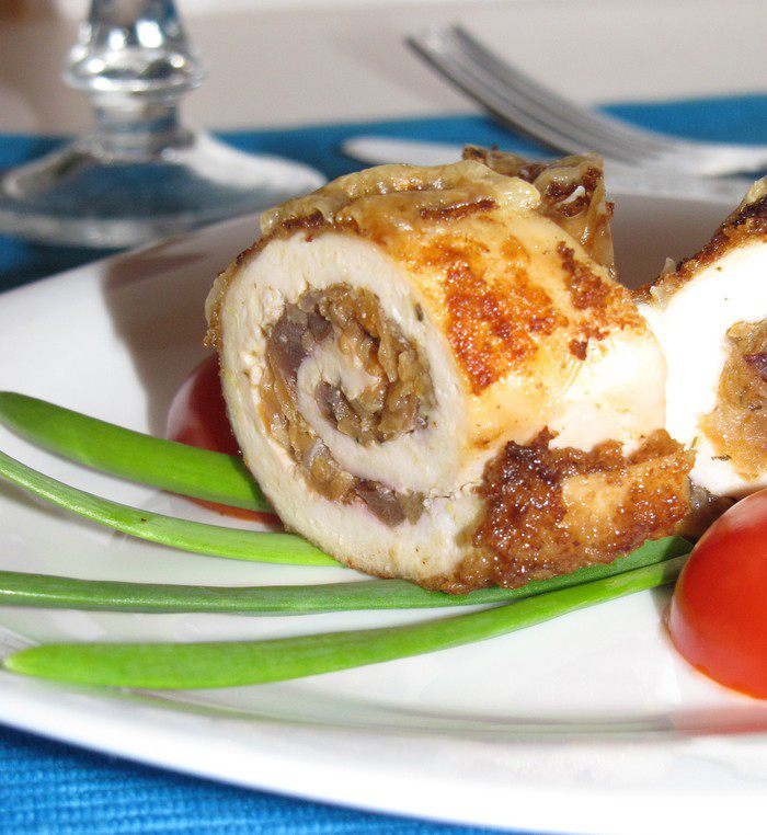 Куринные рулетики с начинкой из слив