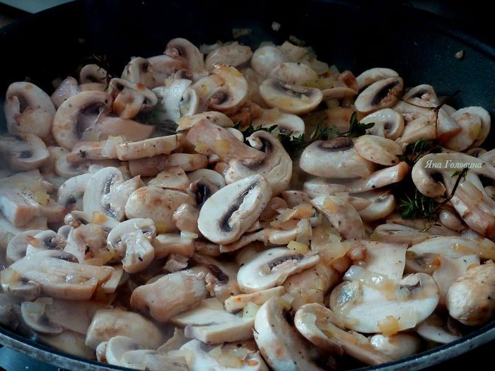 Куриная грудка под грибным соусом