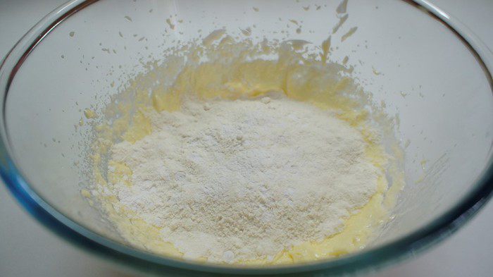 Воздушный кунжутный пирог с черникой