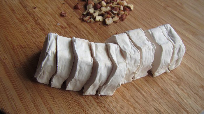 Салат из запеченной свеклы с апельсином, козьим сыром, мятой и фундуком