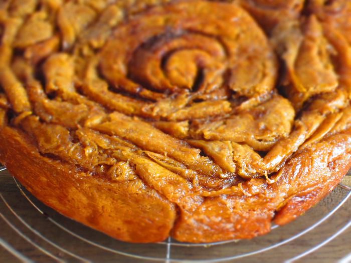 Кофейный пирог-спираль с карамелью