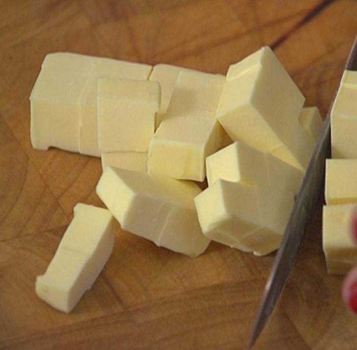 Пирог со шпинатом, изюмом и соусом песто 