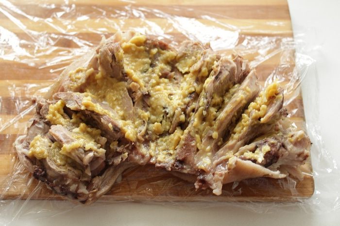 Рулет из свиной рульки с дижонской горчицей