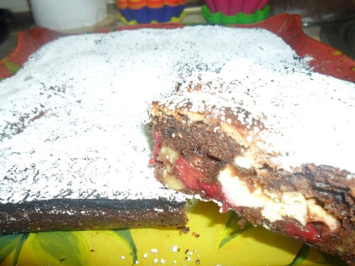 Брауни с вишнями и орехами