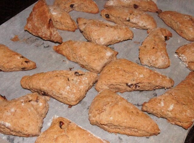 Шоколадные сконы с вяленой вишней