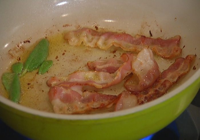 Салат с помидорами черри, беконом и крутонами 