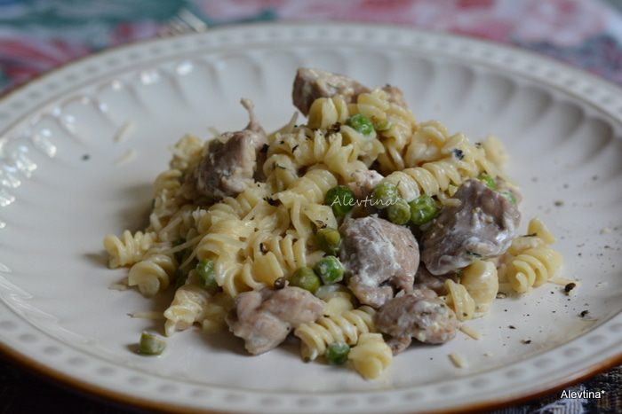 Куриные грудки с пастой и зеленым горошком