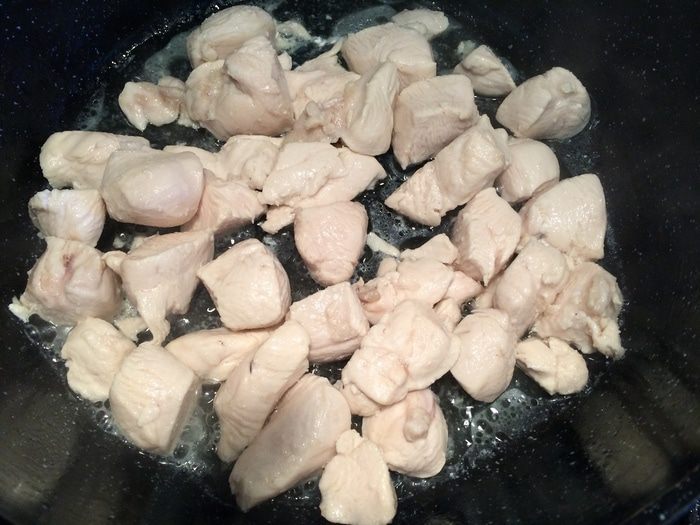 Курица с шампиньонами в сливочно-сырном соусе