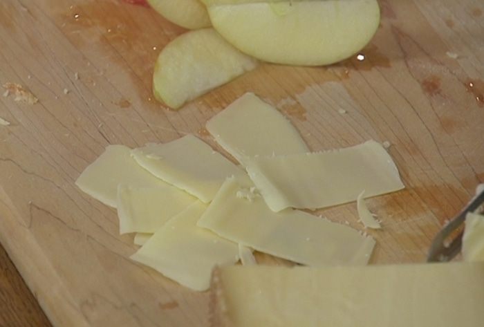 Брускетта с инжиром, яблоком и сыром 