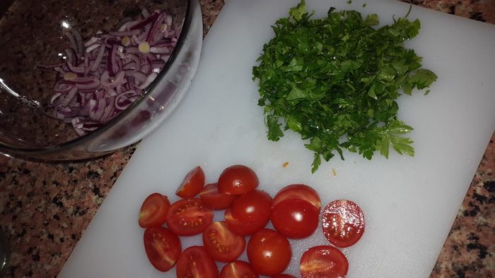 Жареный лосось с гарниром из кускуса с черри и красным луком