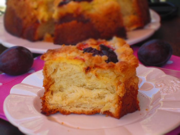 Обсыпной сливовый пирог с творожной начинкой